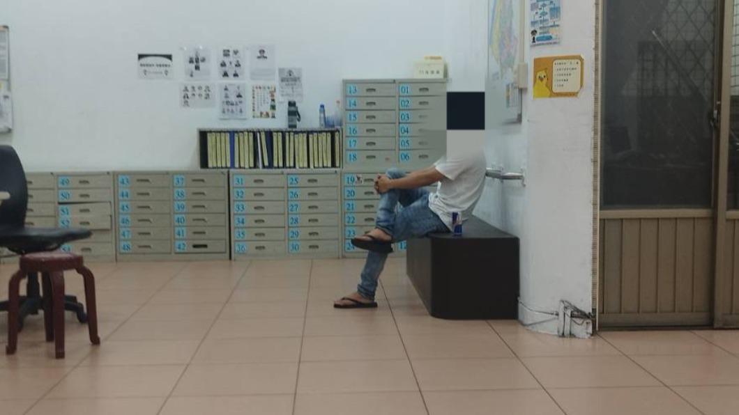 家暴母親的林男被帶回警局。(圖/TVBS)