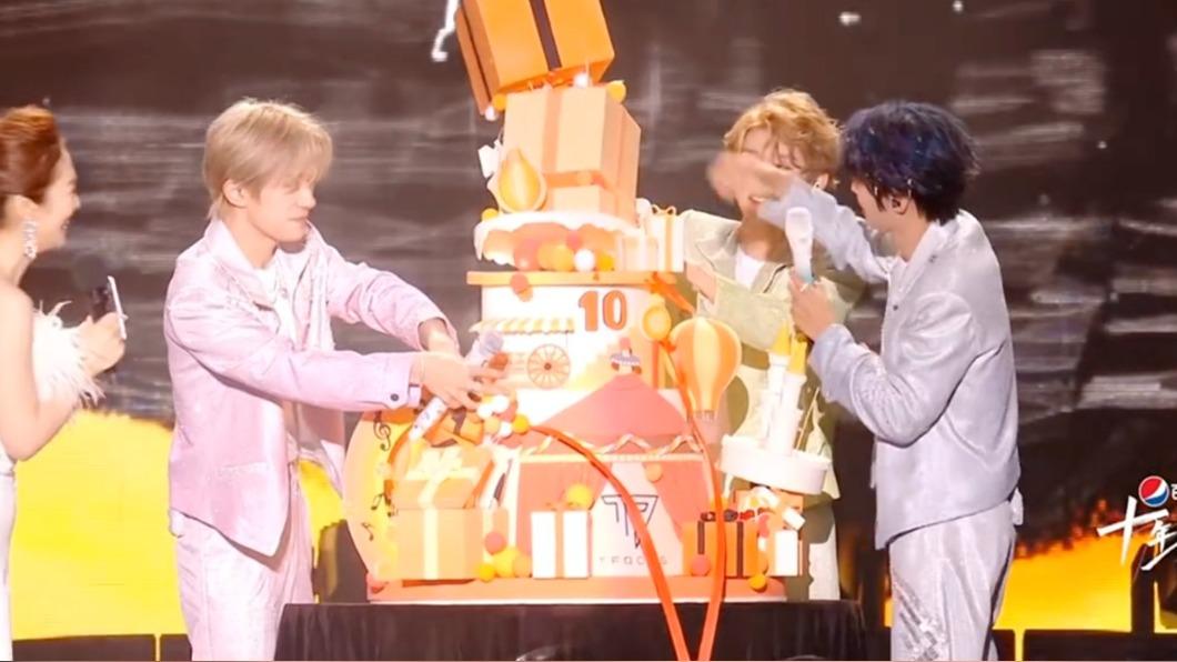 TFBOYS十週年開唱「蛋糕突崩塌」 3成員慌忙收拾畫面曝光