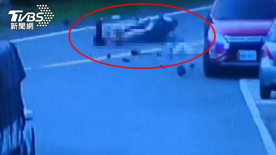 有片／轉彎汽車碰撞直行機車　雙載騎士噴飛重摔1死1傷