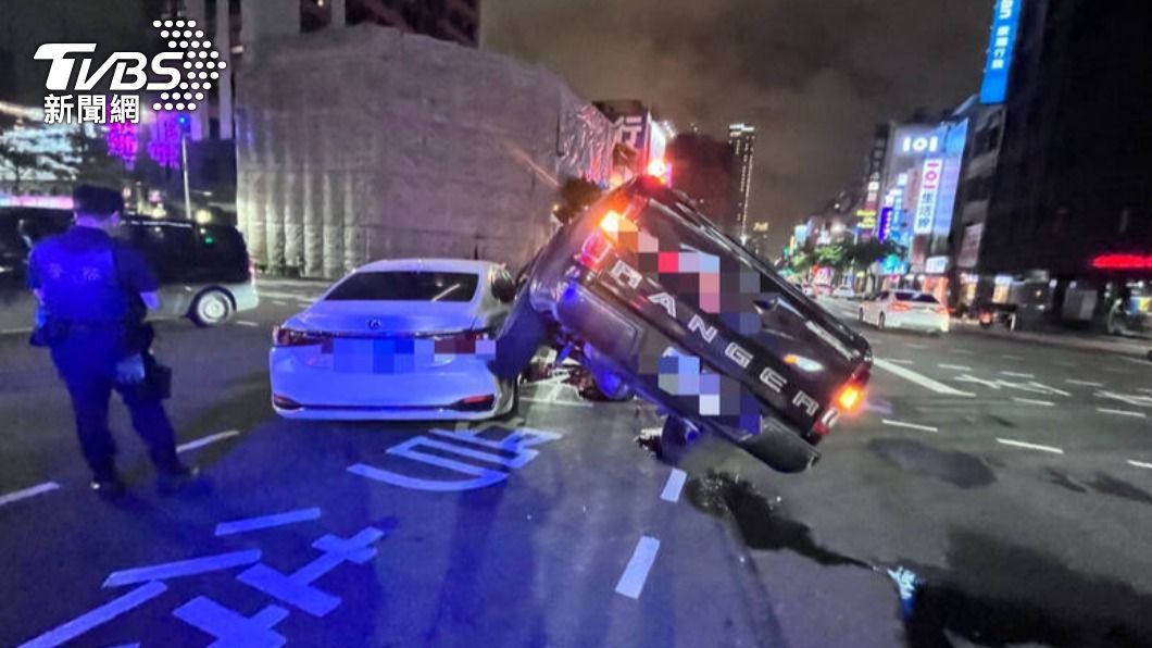 表演特技?女開皮卡煞不住「騎上小客車」 騰空傾斜畫面曝