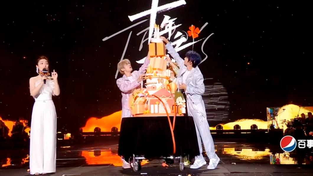 蛋糕崩塌時3人相視一笑,急忙上前扶住。(圖/翻攝自酒釀熊子微博)