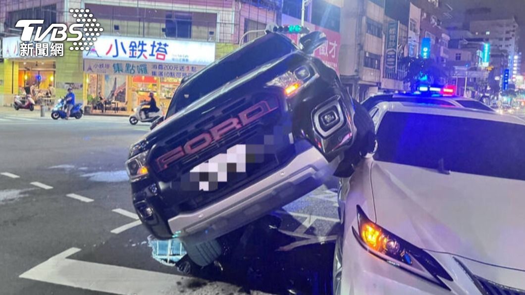 兩車發生擦撞。(圖/警方提供)