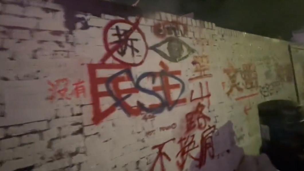中國留學生塗上的「民主」兩字變成了「沒有民主」。(圖/翻攝自李老師不是你老師推特)