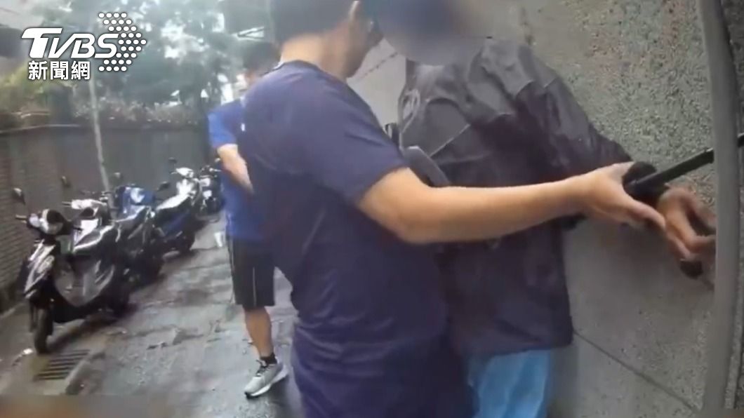 警方將人逮捕。(圖/TVBS)