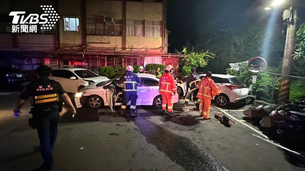 一下車就被撞！汐止3白車連環車禍　男駕駛被夾住送醫