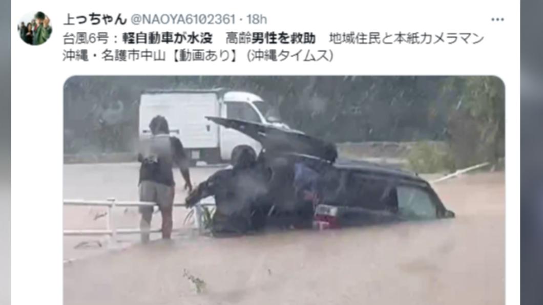 記者發現老翁受困車中,上前搶救。(圖/翻攝自推特)