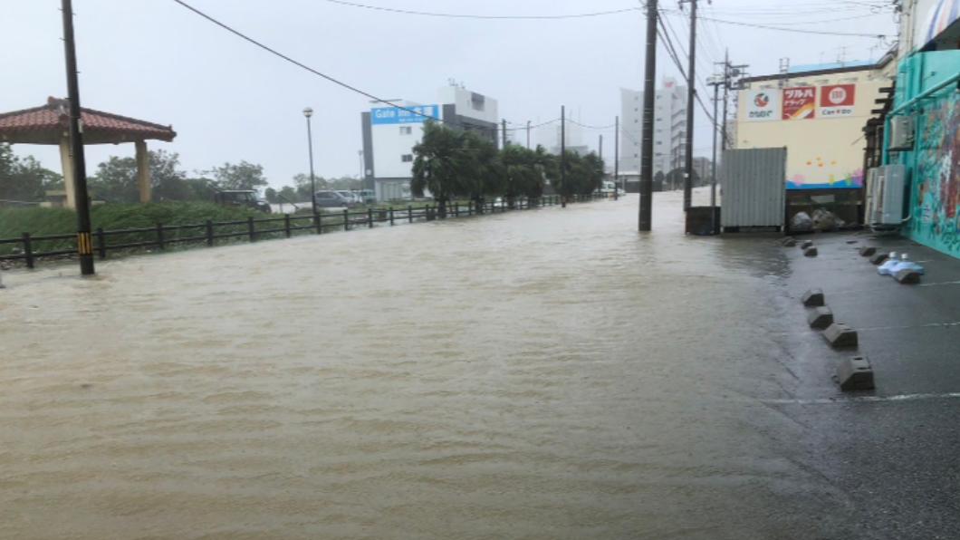 沖繩暴雨淹水!老翁困車內揮手求救 記者協助救援畫面曝