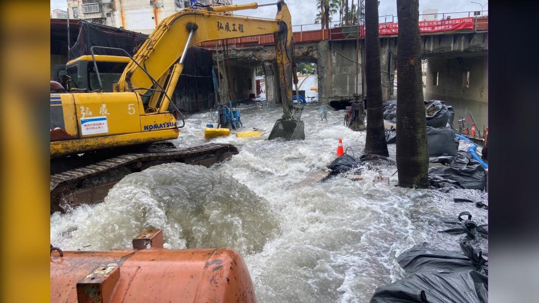 雨彈狂炸南台灣！台南林森地下道淹水　高雄巨蛋驚見噴泉