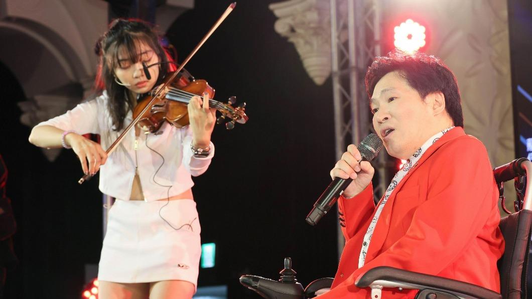 才和女兒合體表演!本土男星驚傳緊急送醫 搶救畫面曝光