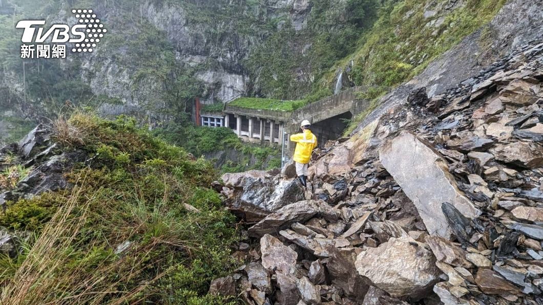 山區雨勢不斷坍落巨石多 中橫便道延至10日開放通行