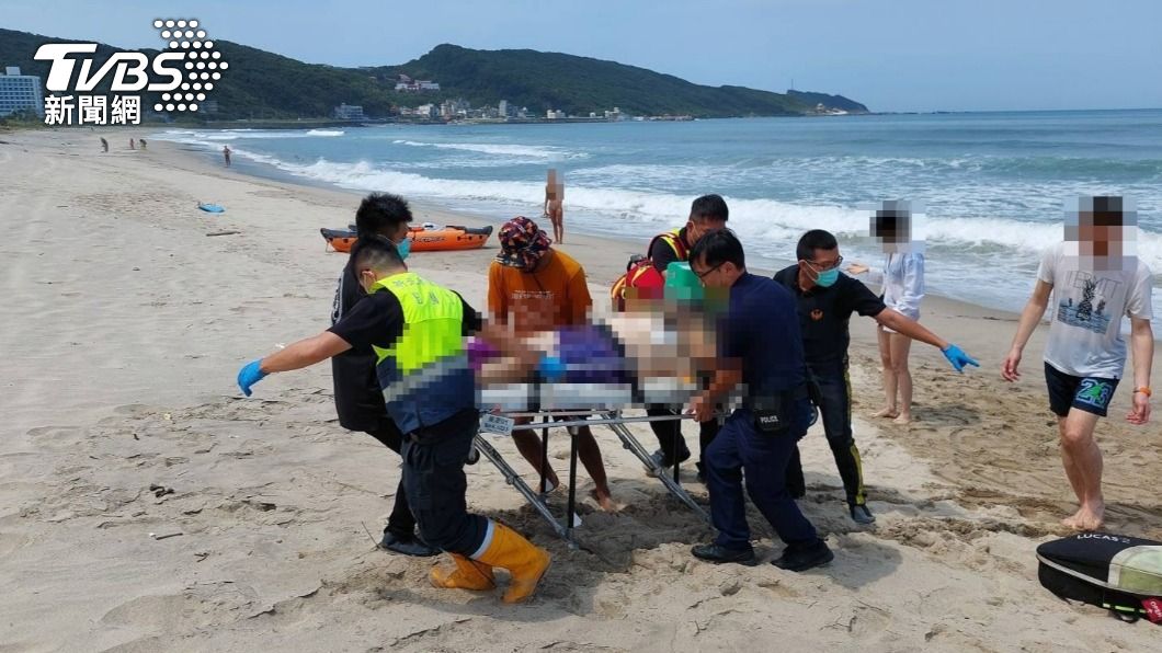 快訊／推橡皮艇萬里海灘遊玩！遭大浪拉開離岸10米　男溺水死亡