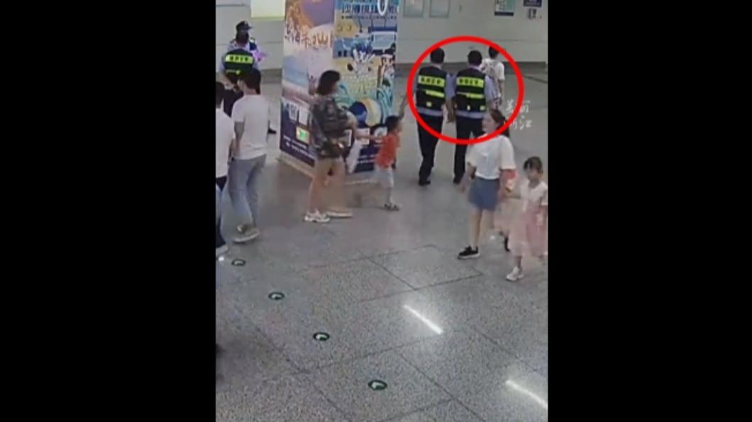 該名女子因攜帶導盲犬入站而受到員警注意。（圖／翻攝自微博新華網）