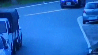 直行機車撞上轉彎汽車側邊車身。(圖/TVBS)