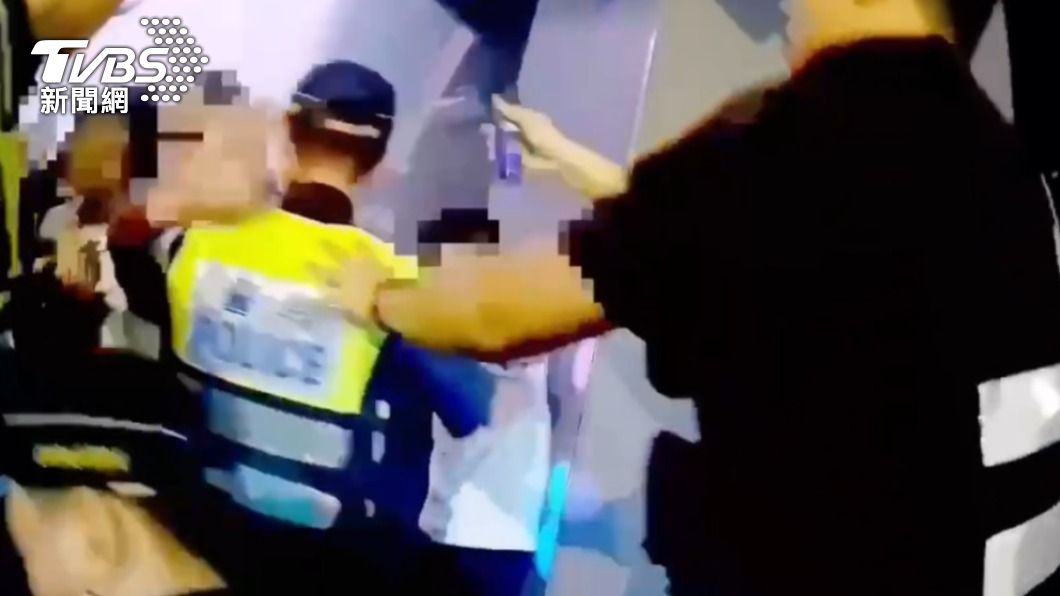 警方到場周姓男子等人持續吵鬧，隨即噴灑辣椒水。（圖／TVBS）