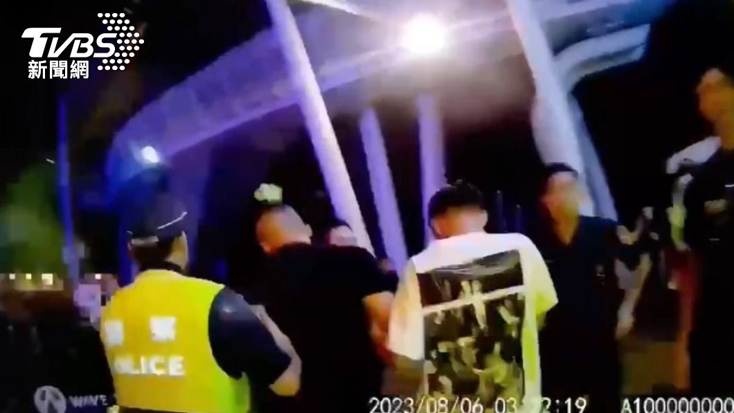 四名男子被警方帶回保護管束。（圖／TVBS）