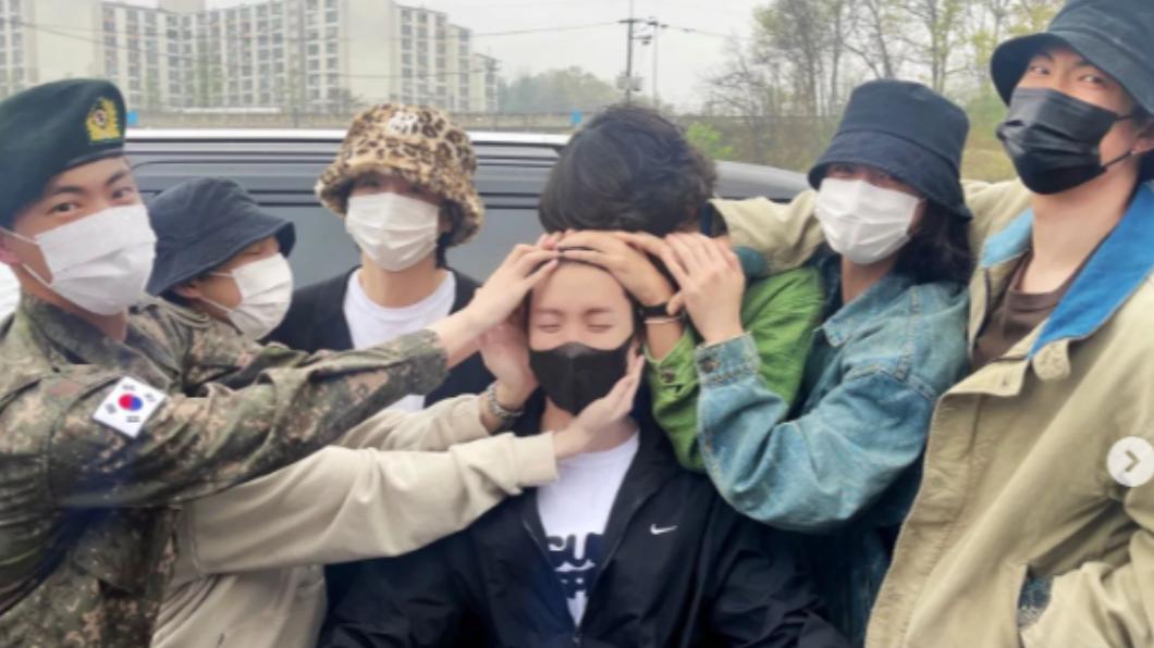 BTS成員J-HOPE(中)入伍時,全體成員到場送行。(圖/翻攝自SUGA IG)