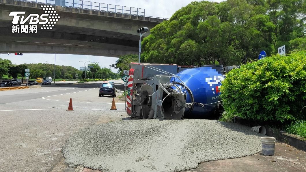 疑轉彎不慎!台中預拌車側翻躺國3匝道口 水泥噴滿地