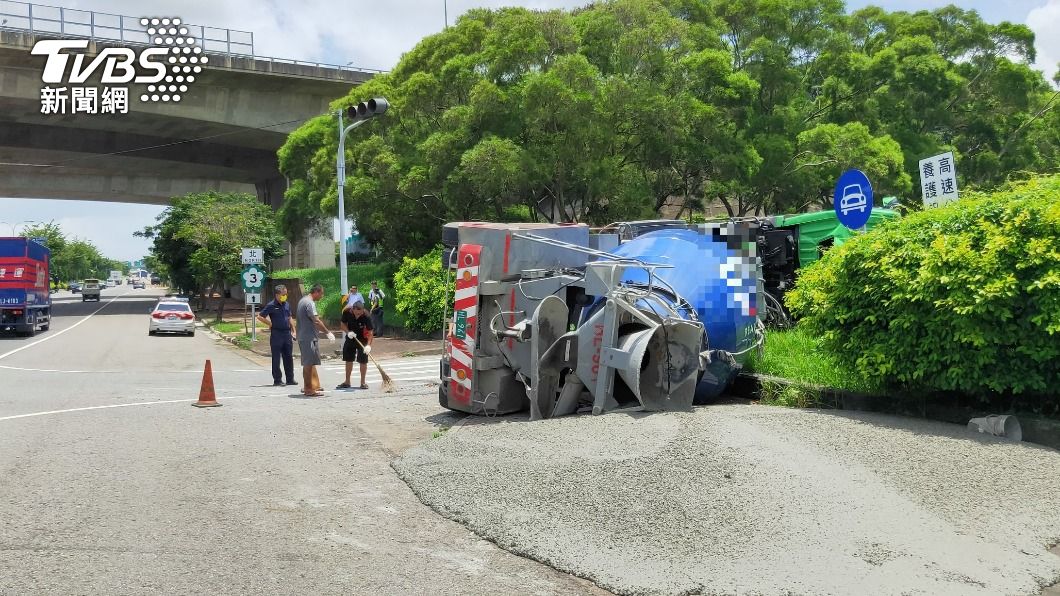 藍色水泥預拌車翻覆橫躺在入口處。（圖／警方提供）