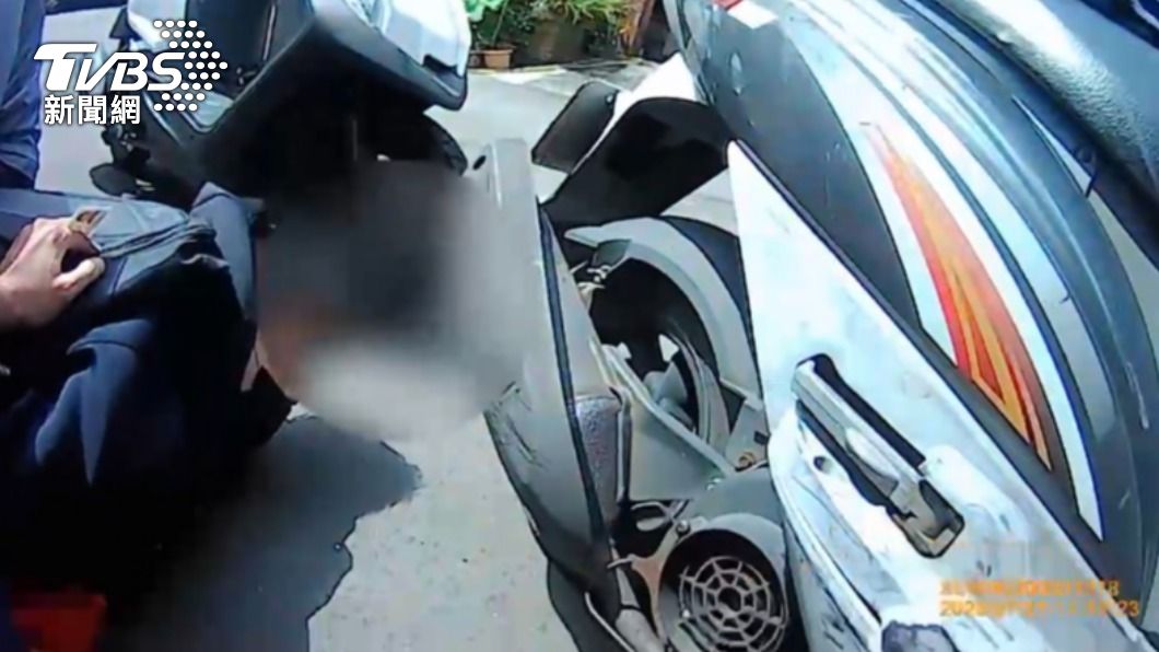 車手於面交時被警方上銬逮捕。(圖/TVBS)