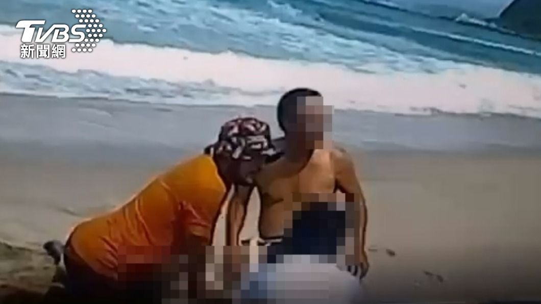 張震嶽跪在沙灘上協助CPR。（圖／TVBS）