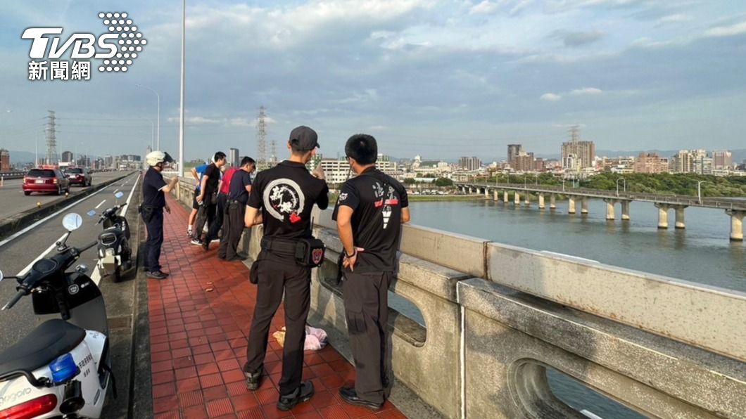 快訊／萬板橋1女子突墜橋！消失在新店溪　搜救人員打撈中