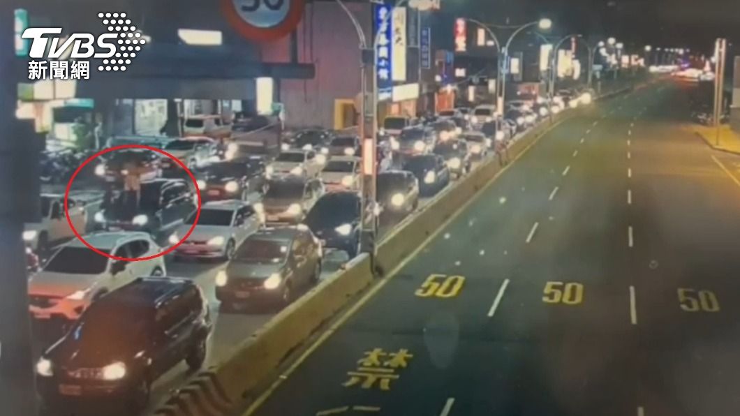 監視器拍下陳男攔車還踩上對方車輛的引擎蓋嗆聲。(圖/TVBS)