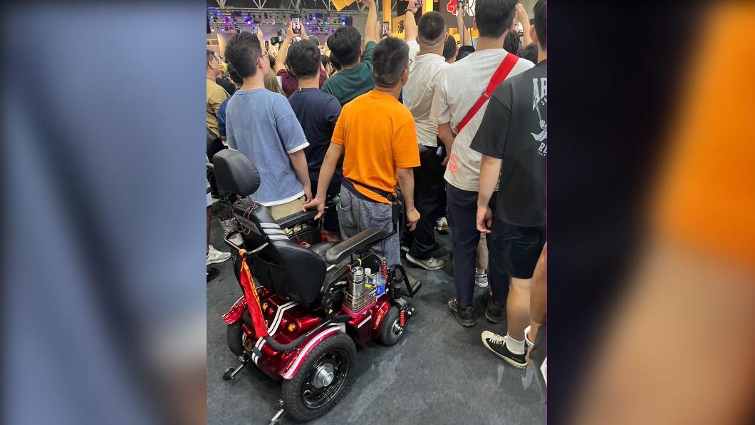 一名身障者為了欣賞精彩演出，情不自禁地從電動輔助車上站了起來，引發網友熱烈關注。（圖 / 翻攝自重機車友 ❘ 各區路況天氣、資訊分享中心臉書）