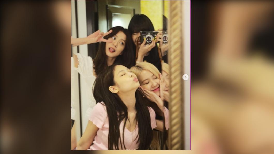 團員Jisoo、Jennie、Rosé、Lisa開心PO自拍。(圖/翻攝自 lalalalisa_m IG)