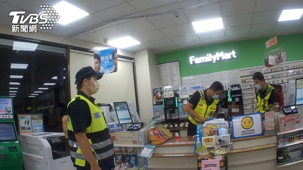 怕沒人顧店！大夜女店員不舒服拒送醫　暖警留下「代班」