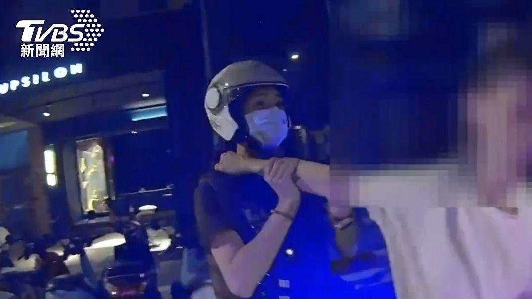 醉女當街暴走！甜美女警遭亂拳打傷鼻樑　她忍痛壓制逮人