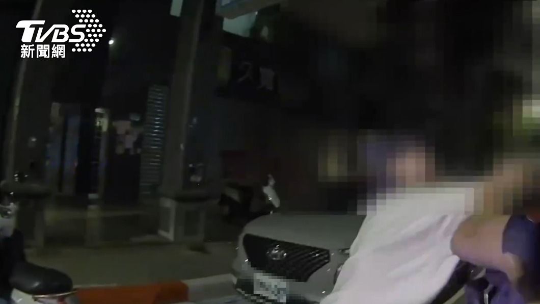 酒醉的黃女亂拳攻擊警員。（圖／TVBS）