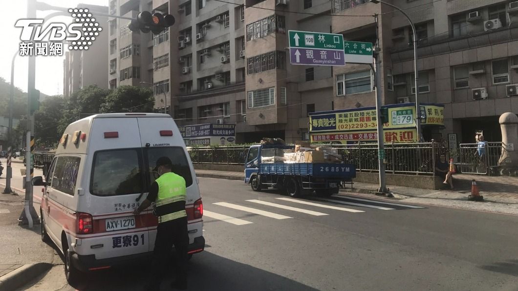 男童和姊姊過馬路車禍,姊姊當場嚇哭。(圖/TVBS)