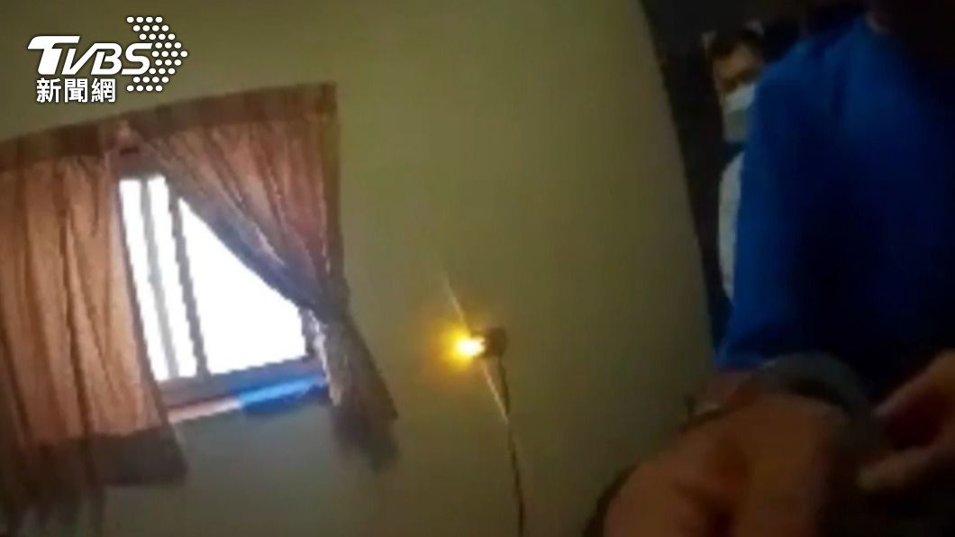 46歲許男看準司機專心整理貨物沒有鎖門，心生歹念下手行竊。（圖／TVBS）