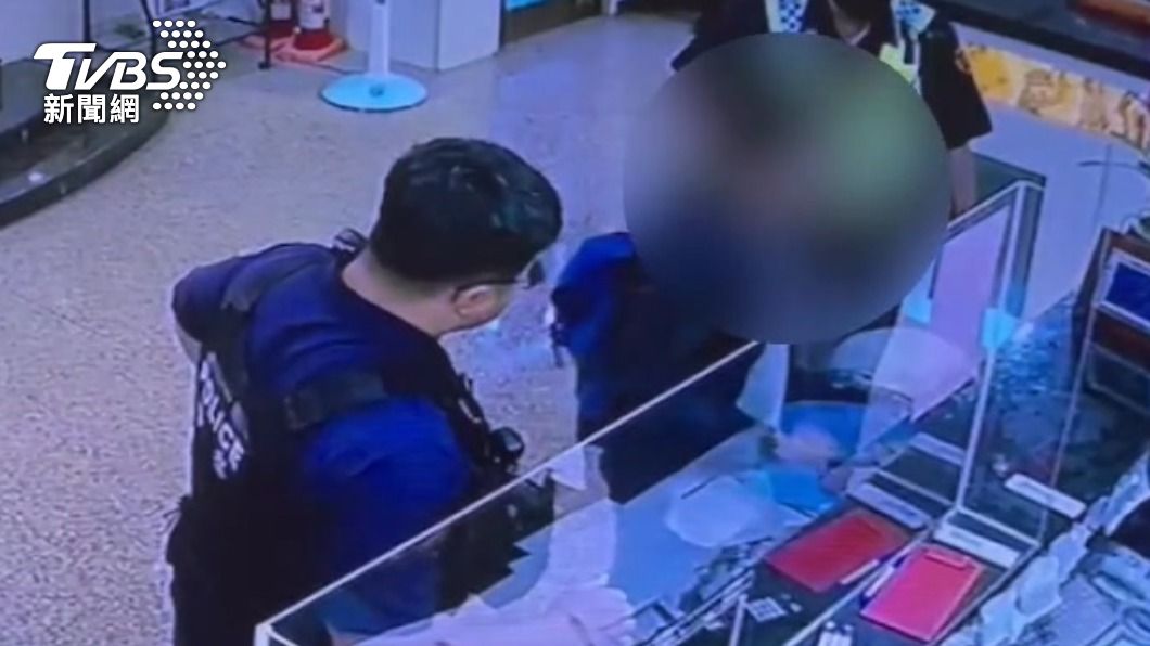 員警協助威廉先生安排旅館住宿。(圖/TVBS)