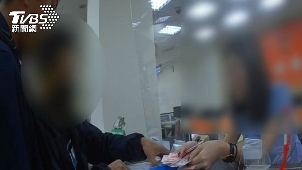 在員警與行員的協助下,威廉先生順利領取現金。(圖/TVBS)