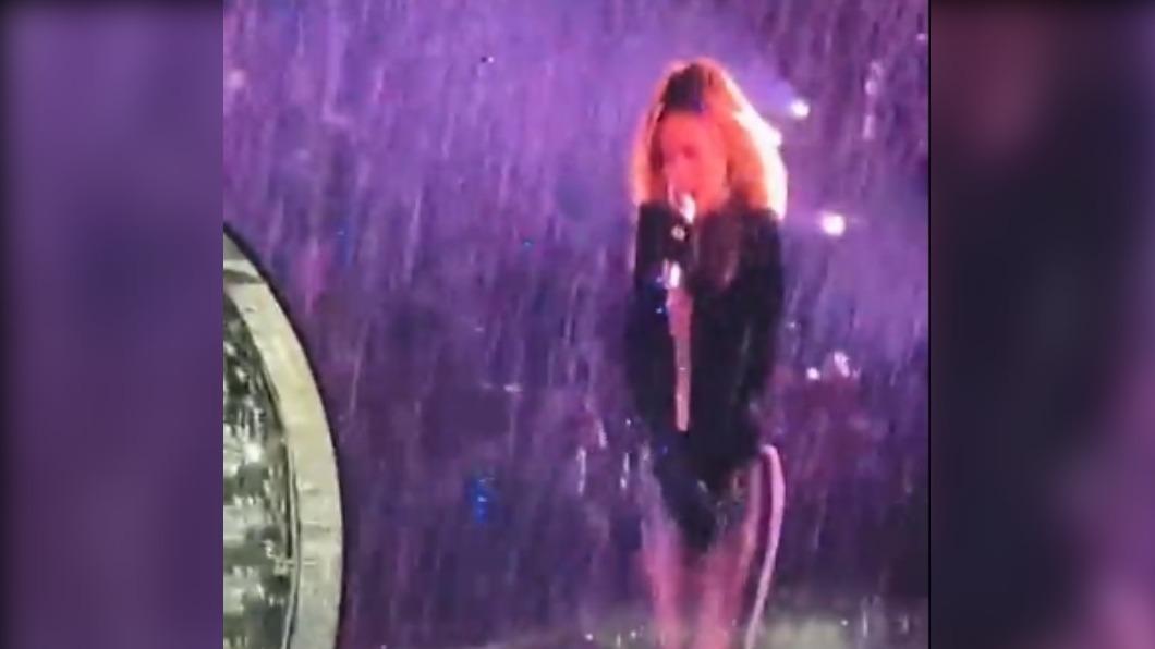碧昂絲華盛頓演唱會慘遇大雨。(圖/翻攝自推特)
