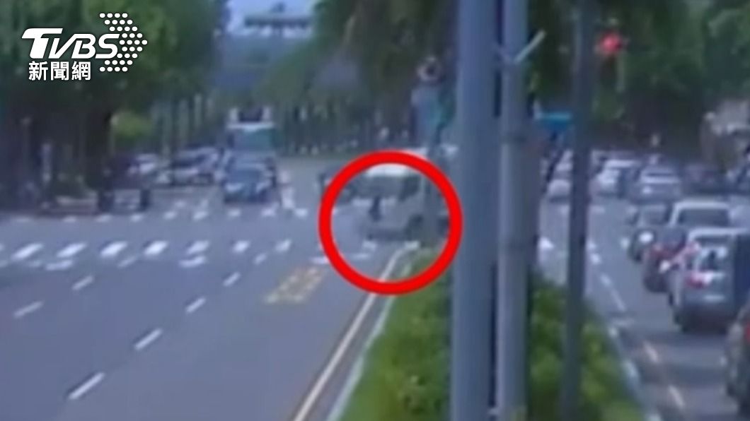 有片／高中生過新北馬路遇行人地獄　小貨車一轉彎人被撞倒地