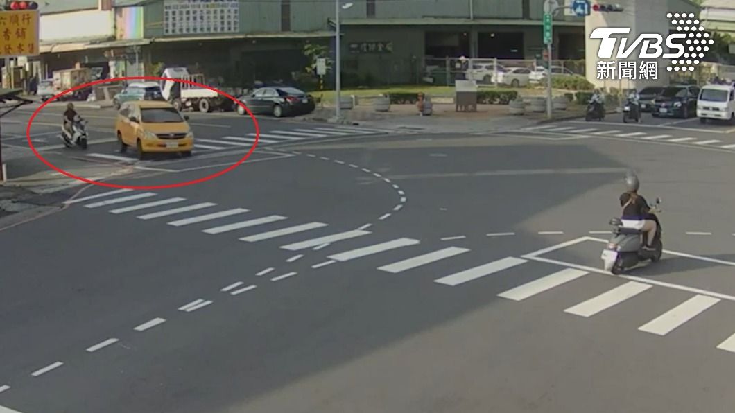 工程車「鬼切」害騎士追撞慘摔 警一看畫面驚呆:2人都違規