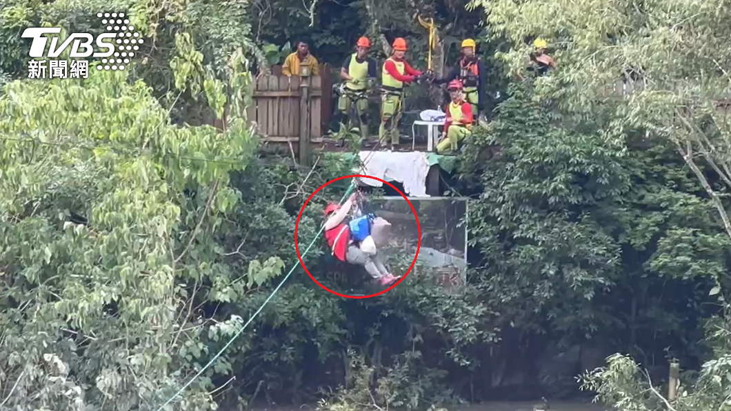 滿目瘡痍！廬山溫泉55人等脫困　勇母抱嬰橫渡溜索上岸
