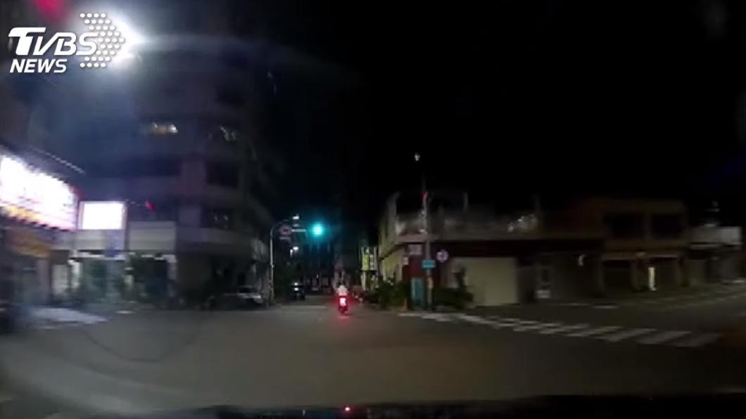 郭女左彎右拐。(圖/翻攝畫面)