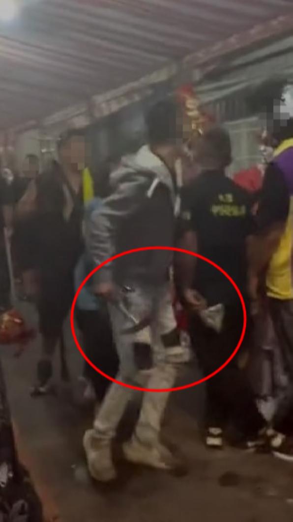 現場一片混亂，還有人拿鐵鏟當武器。（圖／翻攝自抖音）