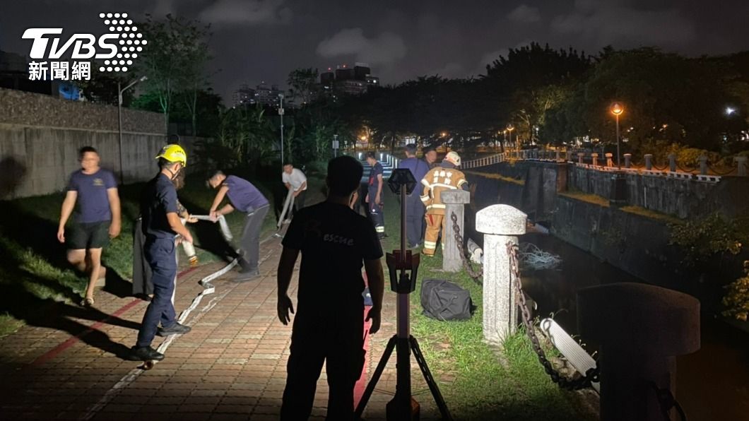 丁女父母質疑現場溝渠護欄鐵鍊高度太低僅20公分且年久失修,才導致憾事發生,後續將提國賠」。(圖/TVBS)