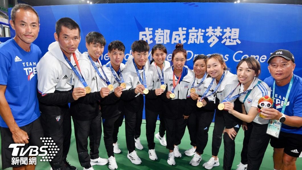 世大運中華網球隊嬴得男女團體金牌,加上男雙、女雙、混雙,樂開五金店。(圖/胡瑞麒攝)