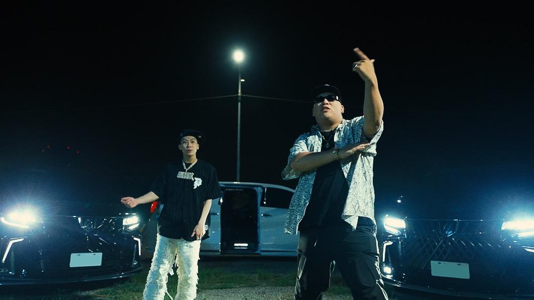 Gambler（右）把從柬埔寨人肉被囚、到網路投資詐騙寫進歌曲。（圖／混血兒娛樂提供）