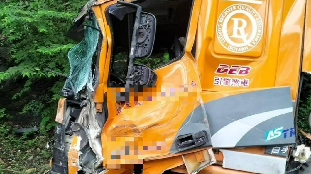 車頭殘破不堪。(圖/翻攝自記者爆料網)
