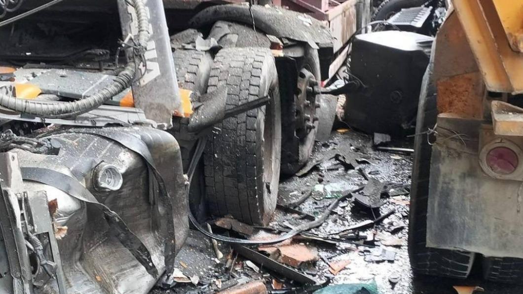 現場滿地車殼零件。(圖/翻攝自記者爆料網)