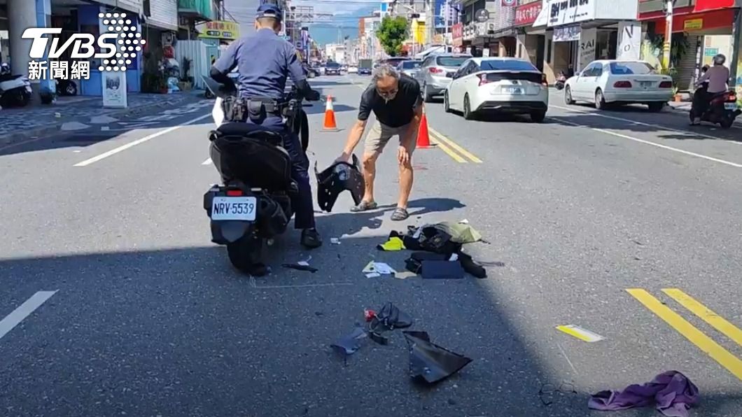 車禍造成機車零件與車上物品散落一地。(圖/TVBS)