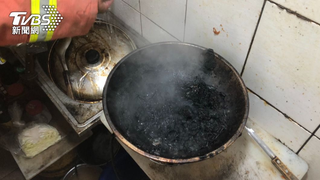 移工外出忘記關爐火!一鍋食材全焦黑 公寓冒白煙住戶逃