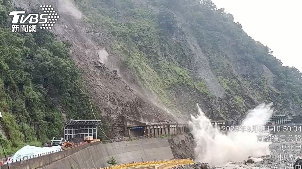 快訊/梅蘭明隧道東洞口大量土石崩落 南橫公路道路管制