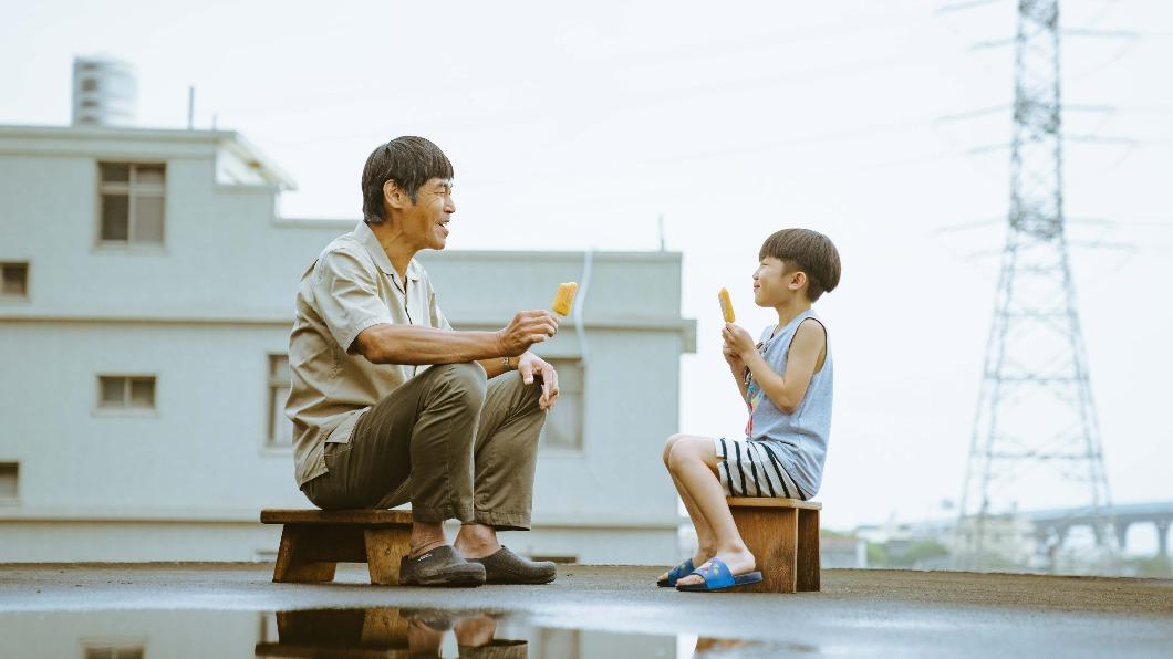 夏靖庭(左)劇中面對孫子化身慈祥和藹的阿公。(圖/紅衣小女孩股份有限公司提供)